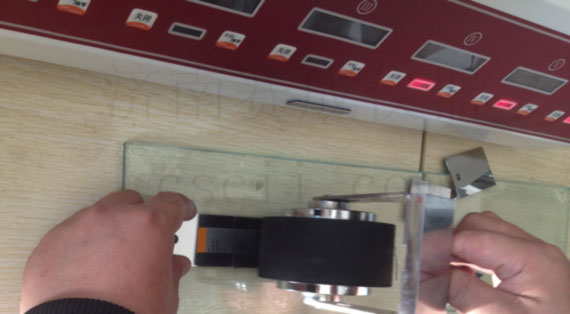 運用濟南亚洲成色网CZY-6S持粘性檢測儀，測試不幹（gàn）膠標簽持粘性試驗