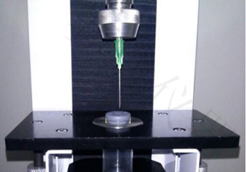 亚洲成色网MED-02醫藥（yào）包裝性（xìng）能測試儀配置穿刺力夾具測試丁基膠（jiāo）塞穿刺力試驗過程圖示